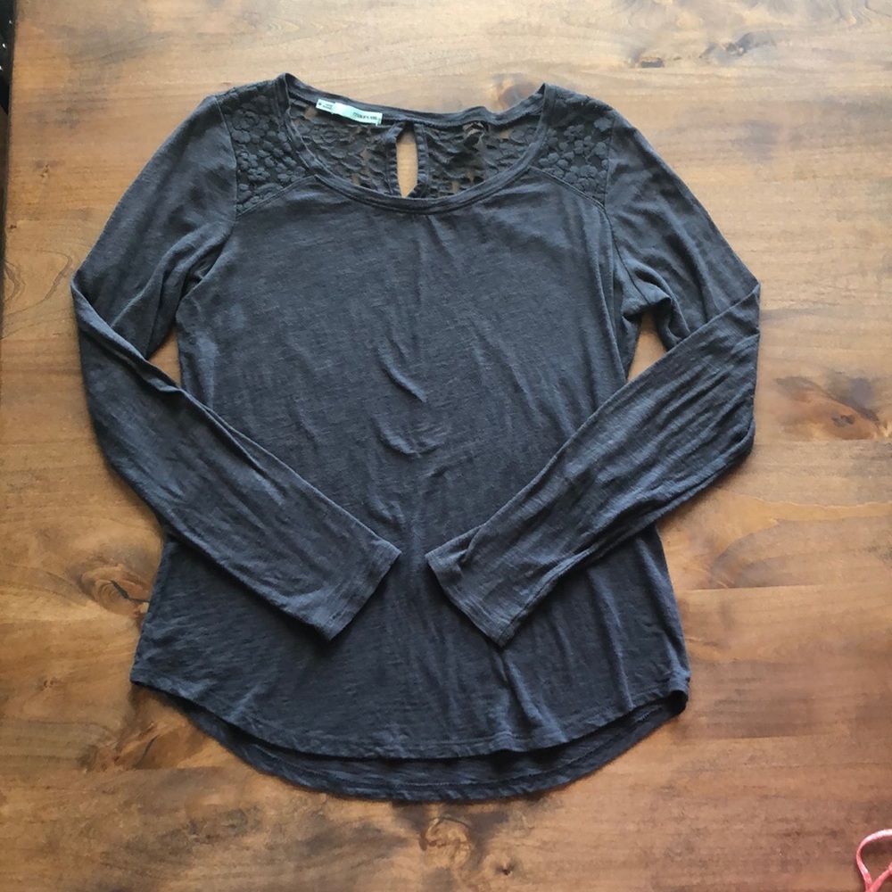 MAURICE’S KEYHOLE BACK GREY LONG SLEEVE TOP.